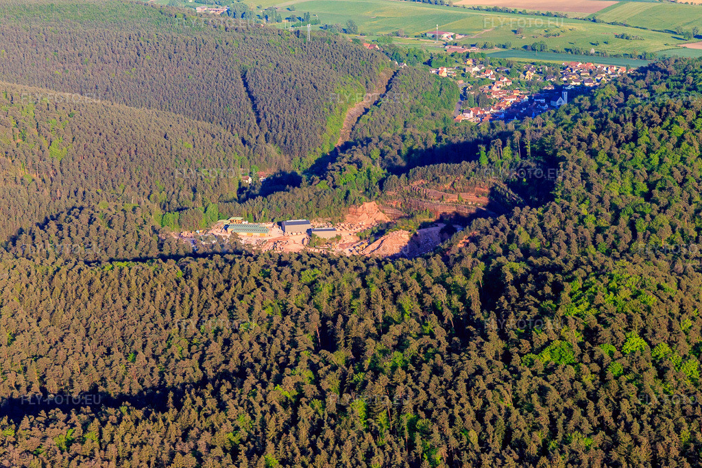 Vue aérienne: Carrière Loegel Quarry Rothbach à Rothbach dans le département Bas Rhin, France. Photo: IMG_145813.jpg prise le 30/04/2025 par Werner Riehm/FLY-FOTO.eu – Résolution de l'original: 5472 x 3648 px – WWW.CARRIERE-LOEGEL-ROTHBACH.FR