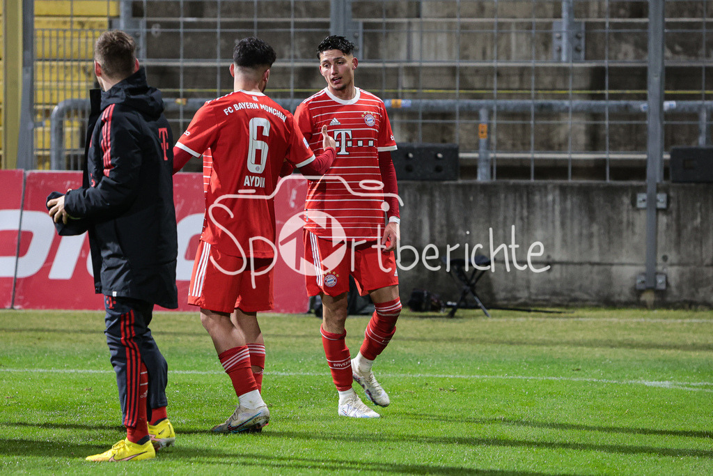 FC Bayern Amateure - 1. FC Schweinfurt | Jubel der Amateure nach dem Siegtreffer in der Nachspielzeit zum 3-2 durch Yusuf Karhan KABADAYI (FCB #7)