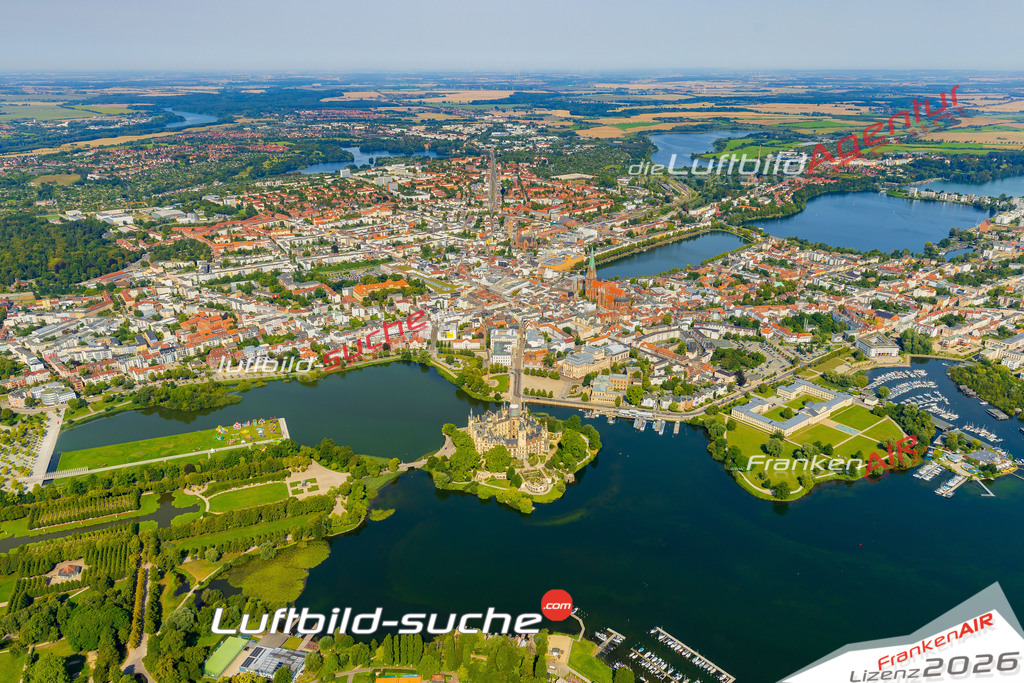 Bild der Stadt Schwerin - Die Luftaufnahme wurde 2025 vom UL-Flugzeug heraus erstellt ( keine Drohne ) - Hochauflösende Luftaufnahme - für professionelle Ausdrucke geeignet. Die Geschenkidee !Hier alle&nbsp;Infos zur Lizenzierung der LuftaufnahmeWir fliegen auch dieses Jahr wieder in Ihre Region um Luftbilder zu erstellen.- Luftbild anfragen