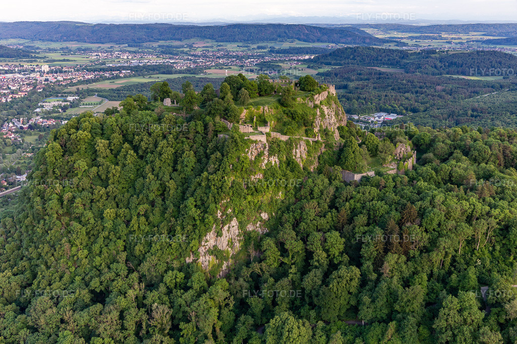 Luftbild: Hohentwiel(ein erloschener Vulkan) mit Festungsruine von 914 und Panoramablick in Singen im Bundesland Baden-Württemberg in Deutschland. Foto: IMG_131799.jpg vom 25.05.2022 durch Werner Riehm/FLY-FOTO.deFestungsruine Hohentwiel