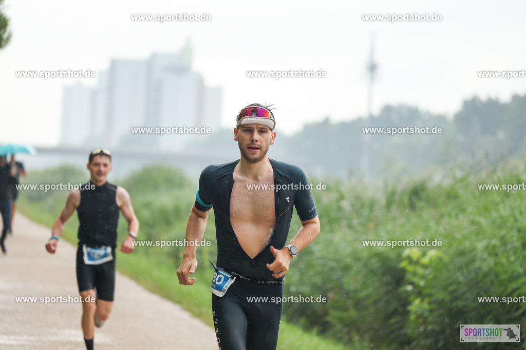 LUR_1064 | 34. M-net Erlanger Triathlon 2025 #erlangertriathlon  #mnettriathlon2025 #mnettriathlon #team #olympischedistanz #mitteldistanz #triathlon #maindonaukanal  #erlangertriathlon2025 #yourpictrs #tv1848 #tv1848erlangen  #triathlonbayern #sportinerlangen #demsportverbunden #sportshot_your_pictrs Copyright: www.sportshot.de