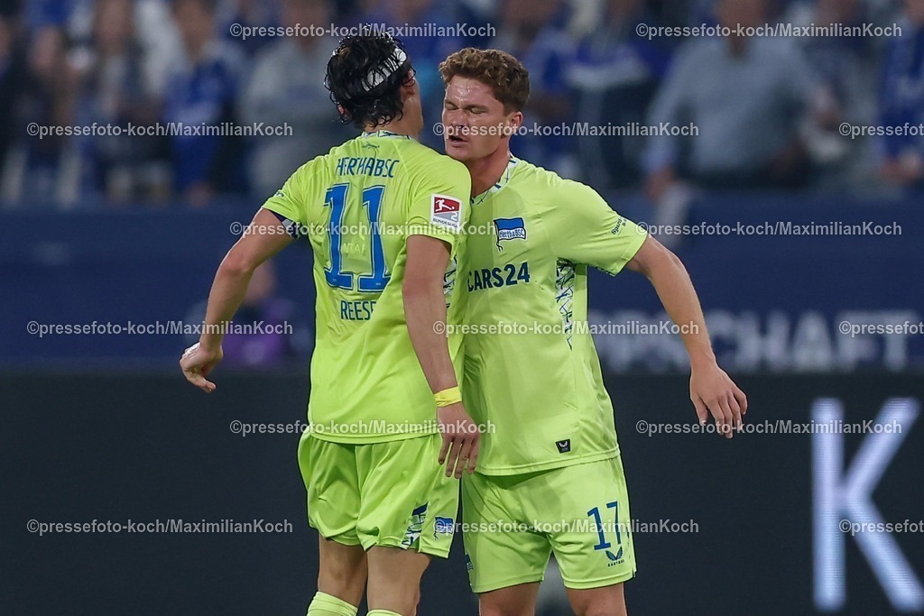 S0401082501123 | 01.08.2025, Fußball, FC Schalke 04 - Hertha BSC, 1.Spieltag, 2. Fußball Bundesliga, Veltins-Arena Gelsenkirchen, Saison 2025 2026: Torjubel nach dem Tor zum 1:2  durch Torschütze Fabian Reese (Hertha BSC #11)  zusammen mit  SEBASTIAN GRÖNNING (HERTHA BSC #17) DFB regulations prohibit any use of photographs as image sequences and or quasi-video.