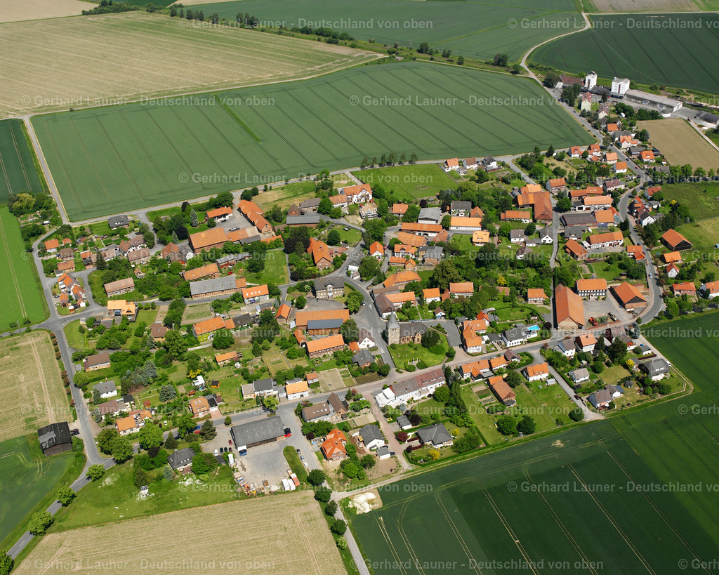 2638137 | KLEIN MAHNER 09.06.2006 Landwirtschaftliche Nutzflächen und Feldgrenzen  umsäumen das Siedlungsgebiet des Dorfes in Klein Mahner im Bundesland Niedersachsen, Deutschland // Agricultural land and field boundaries surround the settlement area of the village  in Klein Mahner in the state Lower Saxony, Germany Foto: Gerhard Launer