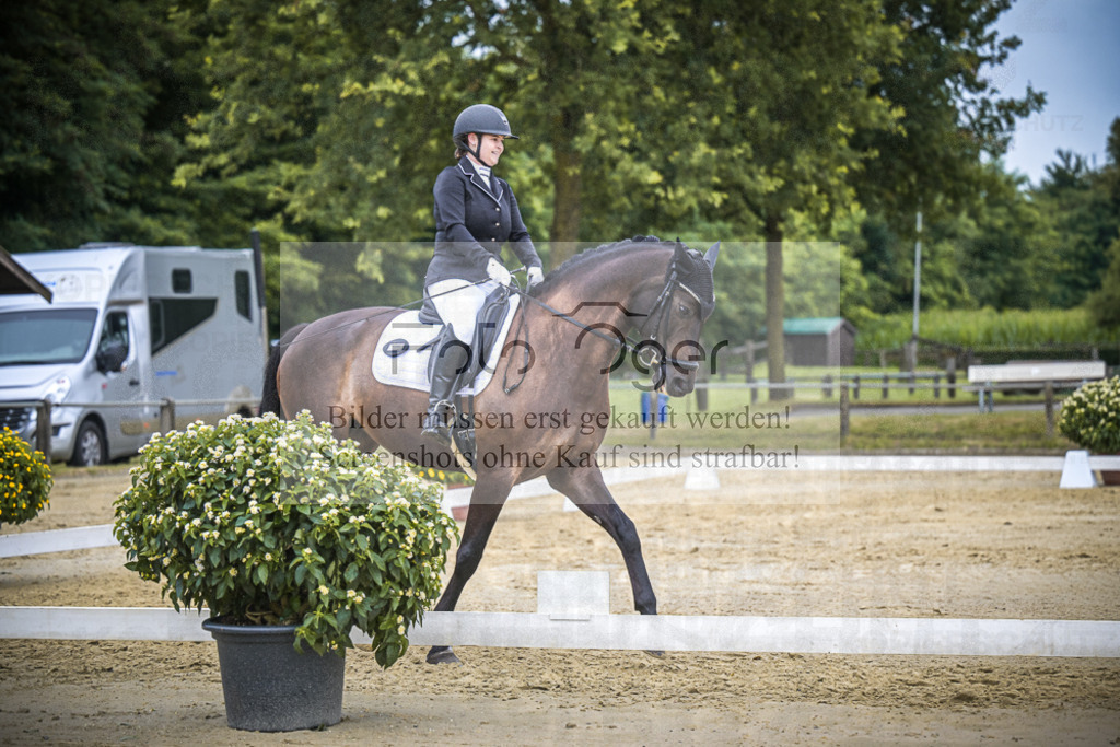 DOS_3936 | Entdecke hochwertige Reitturnierfotos von Foto Oger. Professionell, emotional und authentisch – jetzt Lieblingsmomente im Shop bestellen.Deutschlandweite Turnierfotografie. - Realisiert mit Pictrs.com