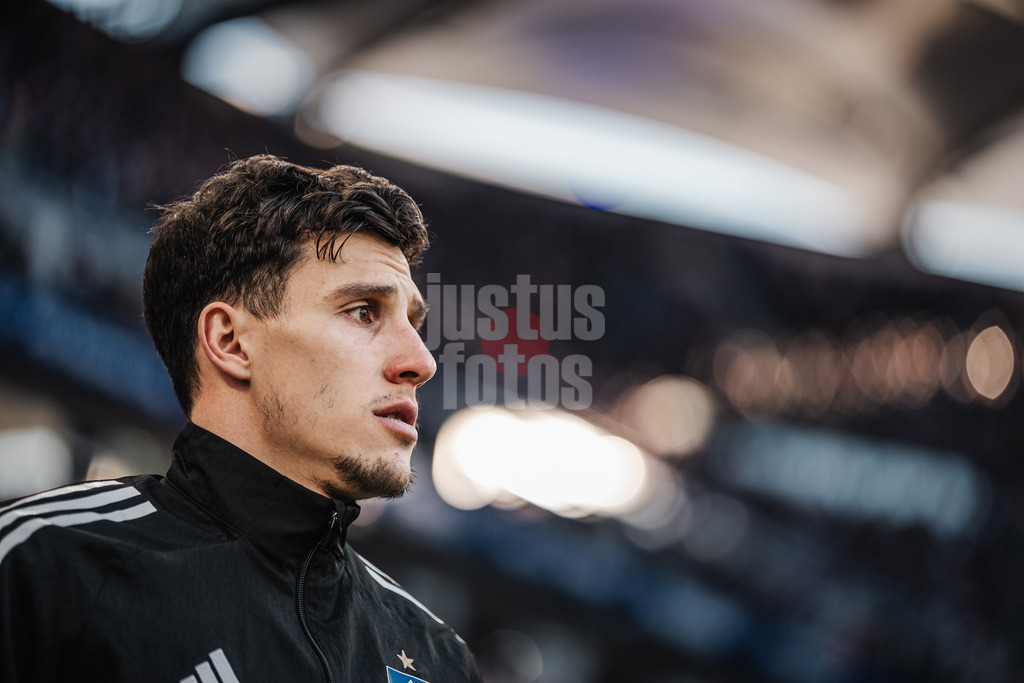 Fußball | Männer | Saison 2025/2026 | 1. Fußball-Bundesliga | 22. Spieltag | Hamburger SV vs. 1. FC Union Berlin | 14.02.2026 | Nicolas Capaldo (#24, HSV) läuft in das Stadion ein