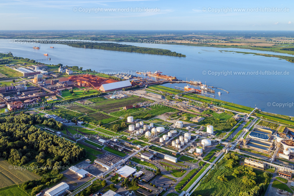 Stade_Bützflethlng_Terminal_Baustelle_Aos_ELS_2783210823 | STADE 21.08.2023 Baustellen zum Ausbau der Wasserbrücke mit Leitungssystemen des LNG Erdgas und Flüssiggas- Terminal und Entladekai und AOS Raffinerie- Werksgelände an der Straße Am Seehafen im Ortsteil Bützfleth in Stade im Bundesland Niedersachsen, Deutschland. Weiterführende Informationen bei: AOS Aluminium Oxid Stade GmbH,  Dow Deutschland Anlagengesellschaft mbH,  Hafenbetriebs GmbH & Co. KG,  Hanseatic Energy Hub GmbH. // Construction site of Water bridge with line systems of the LNG natural gas and liquid gas terminal and unloading quay and AOS Raffinerie- Werksgelaende on street Am Seehafen in the district Buetzfleth in Stade in the state Lower Saxony, Germany. Further information at: AOS Aluminium Oxid Stade GmbH,  Dow Deutschland Anlagengesellschaft mbH,  Hafenbetriebs GmbH & Co. KG,  Hanseatic Energy Hub GmbH. Foto: Martin Elsen