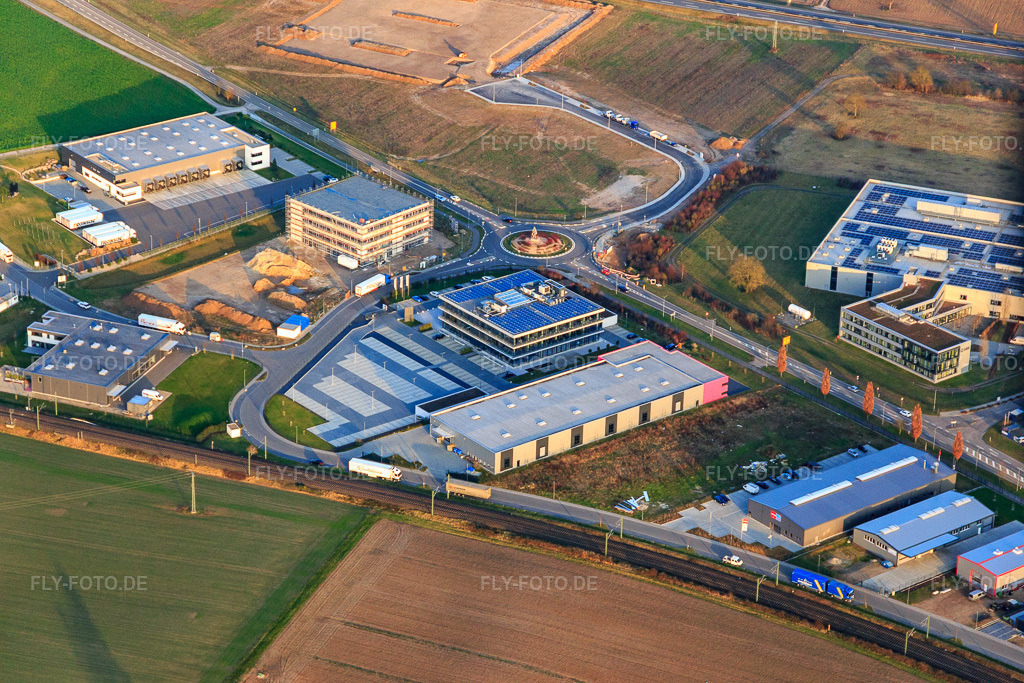 Luftbild: Industriegebiet Im Speyerer Tal mit TRANSAC Intern. Speditionsgesellschaft mbH, ITK Engineering GmbH und Baustelle des Neubaus der Kardex Software GmbH in Rülzheim im Bundesland Rheinland-Pfalz in Deutschland. – Foto: IMG_104541.jpg vom 14.01.2018 durch Werner Riehm/FLY-FOTO.de – Auflösung des Originals: 5472 x 3648 px – ITK Engineering - Ihr Partner für Digital Engineering – TRANSAC Logistics GmbH – Offizielle von Kardex | Kardex Remstar | Kardex Mlog