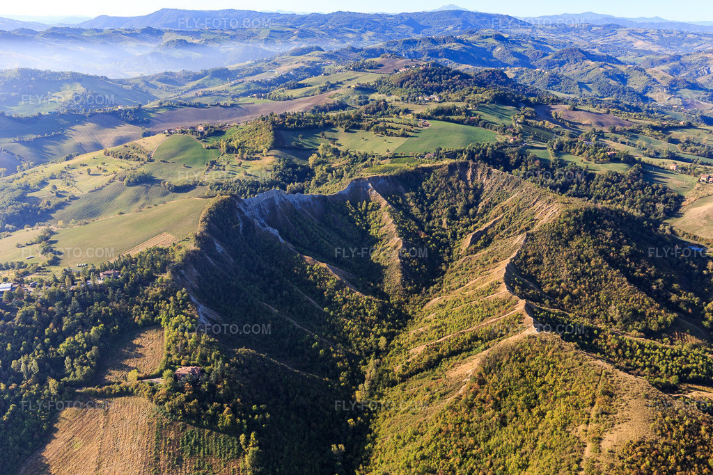 Aerial view: Mountain formations in the Salse de Nirano nature reserve in the district La Rovina in Sassuolo in the state Modena, Italy. – Photo: IMG_134941.jpg taken on 09/20/2022 by Werner Riehm/FLY-FOTO.com – Resolution of the original: 4785 x 3190 px