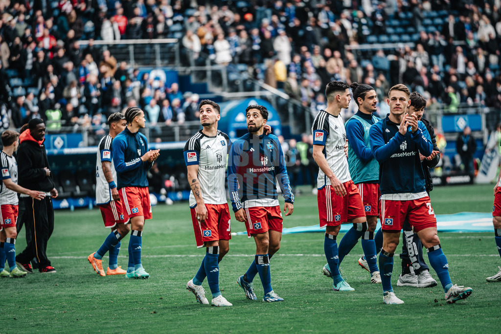 Fußball | Männer | Saison 2023/2024 | 2. Fußball-Bundesliga | 26. Spieltag | Hamburger SV vs. SV Wehen Wiesbaden | 17.03.2024 | Ludovit Reis (#14, HSV) links und Immanuel Pherai (#10, HSV) rechts nach dem Spiel