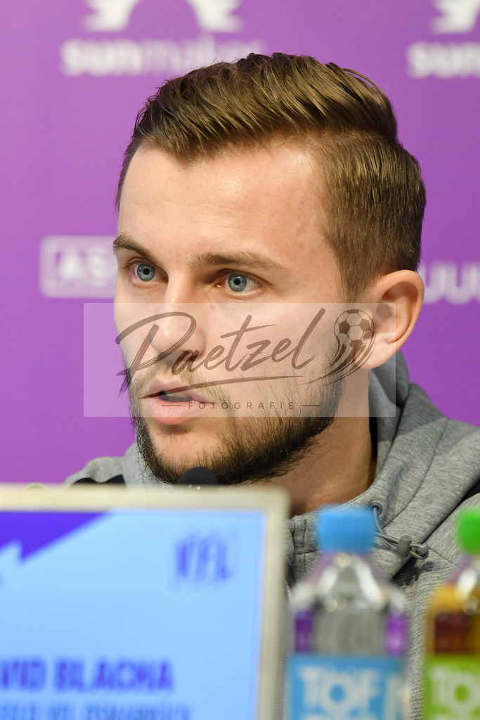 20200304_PKOSNA_0011 | Fussball, Herren: David Blacha (VfL Osnabrueck) schaut waehrend der Pressekonferenz des VfL Osnabrueck im Presseraum des Stadion an der Bremer Bruecke am 04.03.2020 in Osnabrueck, Deutschland. - Realisiert mit Pictrs.com