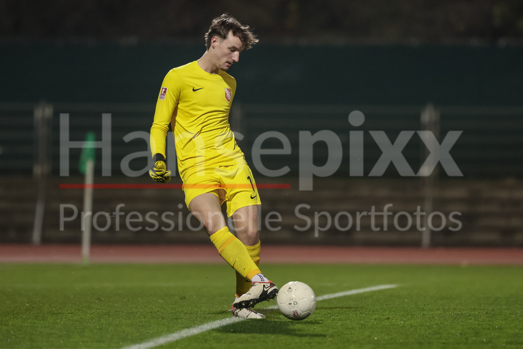 Fussball, Regionalliga Nord, SV Werder Bremen II - TSV Havelse | v.li.: Tom Opitz (Torhüter, Torwart, TSV Havelse, 1) am Ball, Freisteller, Einzelbild, Ganzkörper, Aktion, Action, Spielszene