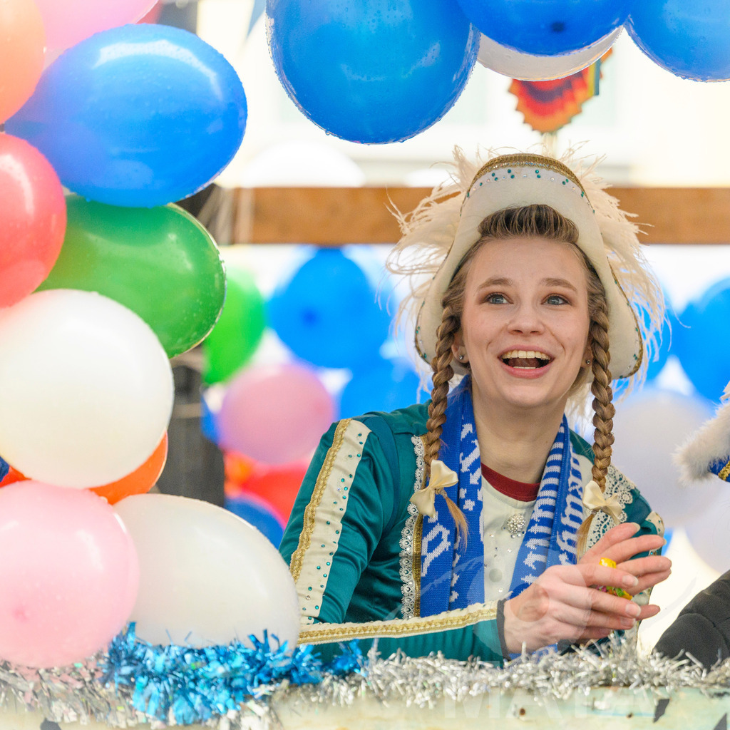 _DWA2446-2 | Trotz Nieselregen schlängelte sich der „Gaudiwurm“ am Sonntag durch die Nürnberger Innenstadt an tausenden Faschingsfans vorbei.  Nürnberg, 11.02.2024 - Realisiert mit Pictrs.com