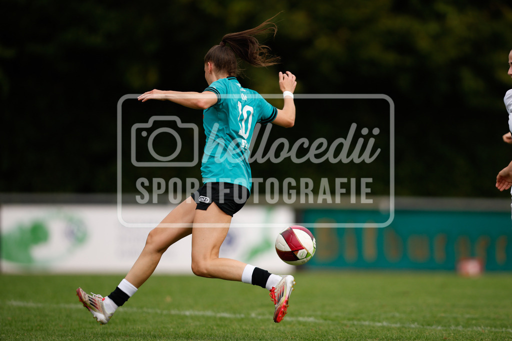 Fußball I Frauen I Westfalenpokal 26-27 I DJK GW Amelsbüren - SSV Rhade  I 18761 | Demi Ehler (10, SSV Rhade) stoppt nach einem Sprint. - Realisiert mit Pictrs.com