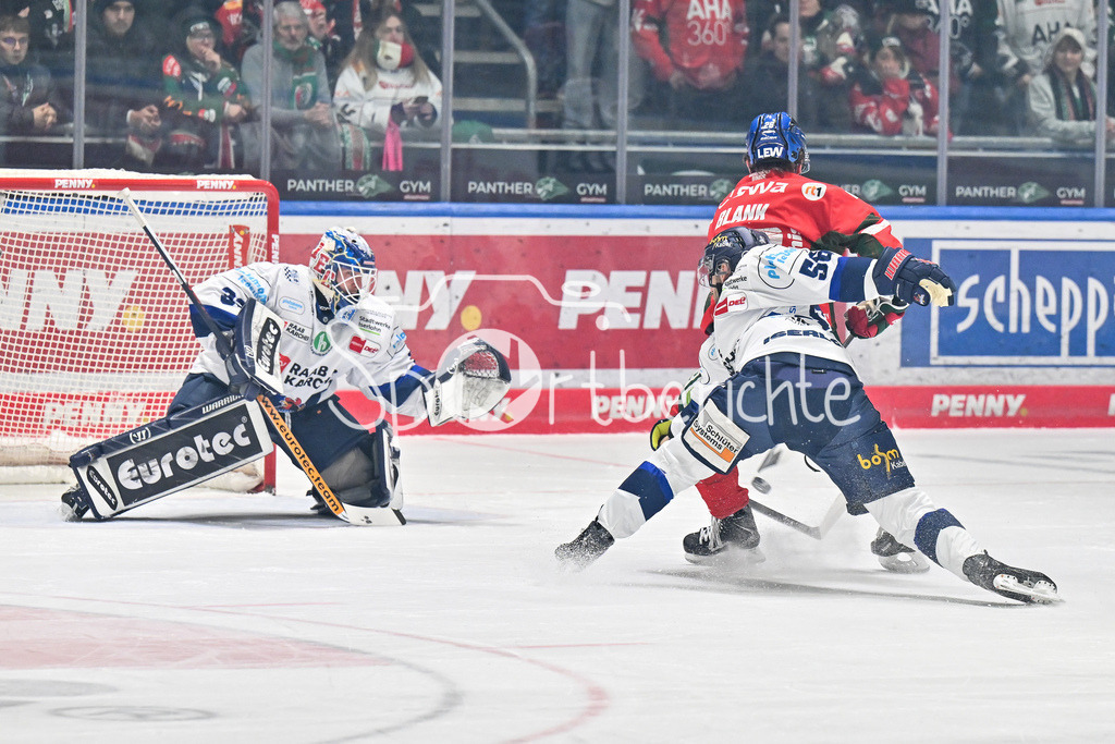 Augsburger Panther - Iserlohn Roosters | AUGSBURG, GERMANY - 06. JANUARY: in dieser Szene erzielt Alexander BLANK (Augsburger Panther 26) den Treffer zum 1-0 für die Panther / Tor / Torschuetze / Freude / Happy während dem Match zwischen den Augsburger Panthern und den Iserlohn Roosters am 37. Spieltag der Penny DEL im Curt Frenzel Stadion
