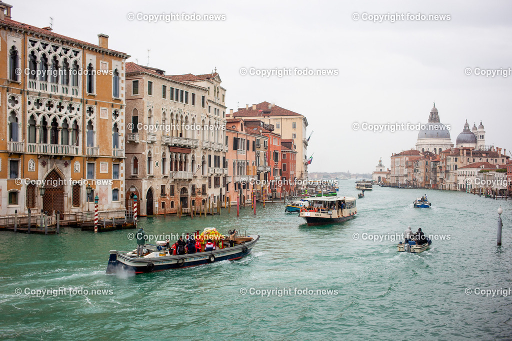 Venedig_ Stadtansichten_ Karneval_ 10.02.2024-1 | 10.02.2024, Italien, ITA, Venetien, Venedig, im Bild Venedig, Stadtansichten, Touristen, Reisefeature, Karneval, Reise, Venedig, Venezia, Venetien, Stadtansicht, Campanile, Canale Grande, Markusplatz, Markuskirche, Touristen, Gendel, Gondolere, Faehre, Motorboot, Wassertaxi, Vaporetto, Adria, Lagune, Pfahlbauten, Bruecke, Rialtobruecke, La Gondola, Dogenpalast, Italien, Creativ, Kreativ