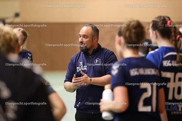 Handball I Juniorinnen I Saison 2026-2027 I Oberliga Schleswig-Holstein I 3. Spieltag I HSG Kalkberg 06 - TSV Bargteheide 077 | Benjamin Busch (Trainer, HSG Kalkberg 06) - Realisiert mit Pictrs.com