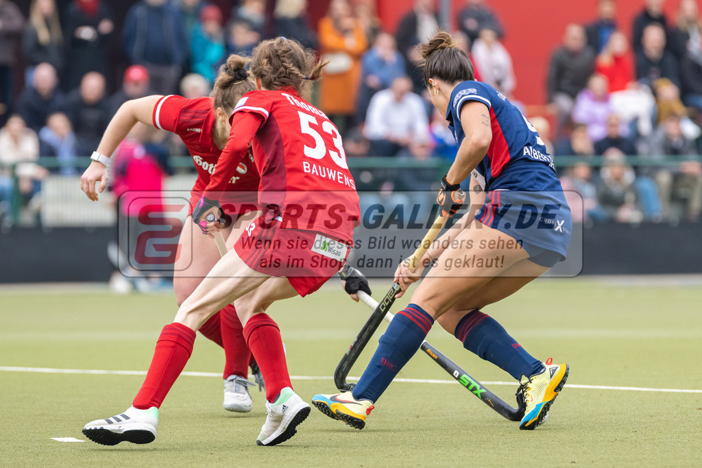 HK_20230416_107079 | 1. Bundesliga Damen Düsseldorfer HC - Rot-Weiss Köln am 16.4.2023 DHC Düsseldorf, Düsseldorf , Lea Thomas ( Rot-Weiss Köln #35 ) , Agustina Albertarrio ( Düsseldorfer HC #9 )