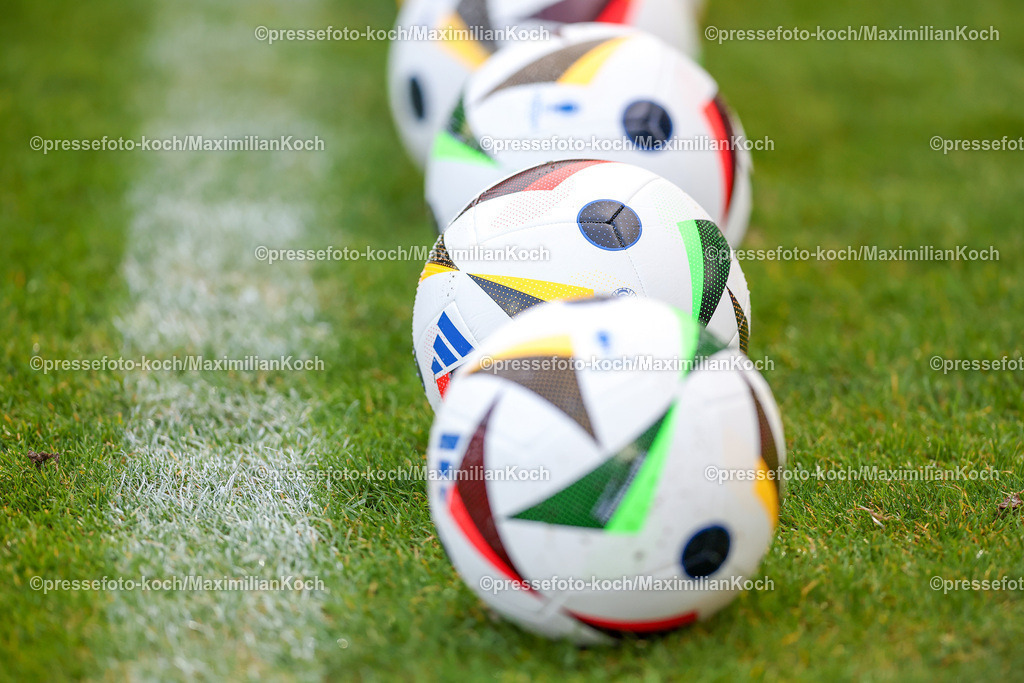 WUP14102402063 | 14.10.2024, Fußball, U20 Länderspiel Deutschland - Ghana, Stadion am Zoo, Wuppertal, Saison 2024 2025: Fußbälle liegen auf dem Spielfeld