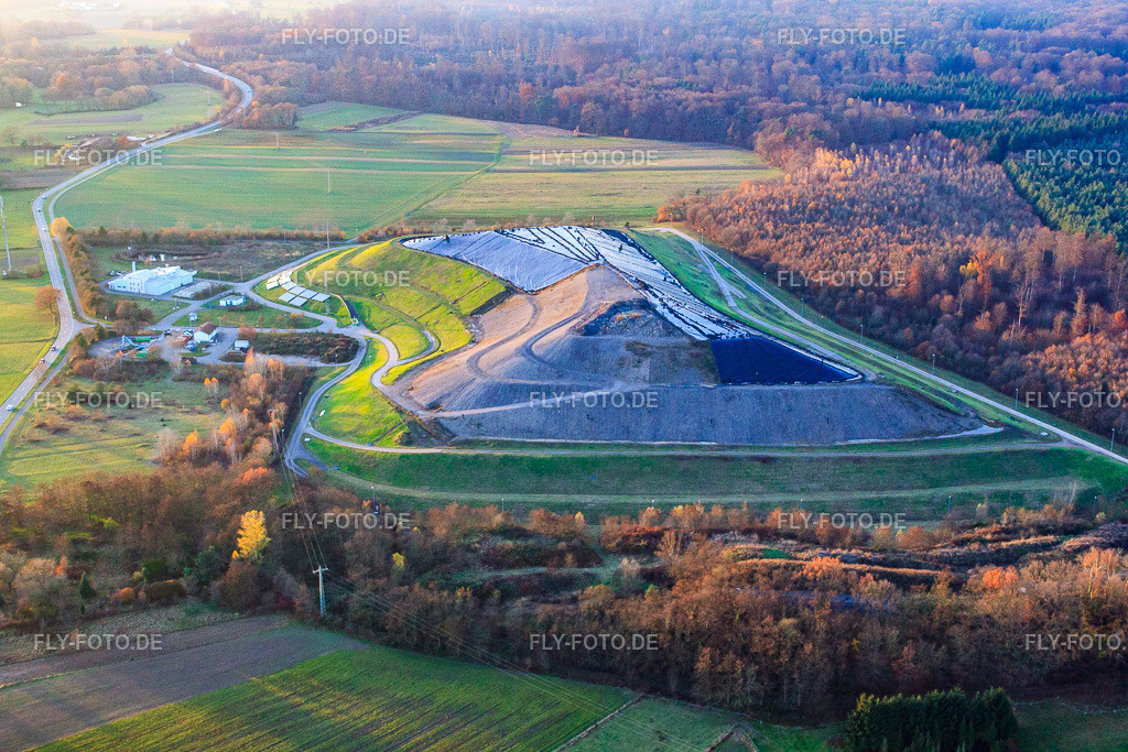Mülldeponie https://www.abfallwirtschaft-germersheim.de/wir-nehmen-an/wertstoffhof-berg.html | Luftbild: Mülldeponie https://www.abfallwirtschaft-germersheim.de/wir-nehmen-an/wertstoffhof-berg.html in Berg im Bundesland Rheinland-Pfalz in Deutschland. Foto: IMG_22722.jpg vom 19.11.2009 durch Werner Riehm/FLY-FOTO.de - Realisiert mit Pictrs.com
