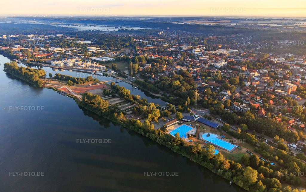 Luftbild: Freizeitbad Geesthacht an der Elbe in Geesthacht im Bundesland Schleswig-Holstein in Deutschland. – Foto: IMG_110209.jpg vom 18.08.2018 durch Werner Riehm/FLY-FOTO.de – Auflösung des Originals: 5198 x 3269 px – WWW.FREIZEITBAD-GEESTHACHT.DE