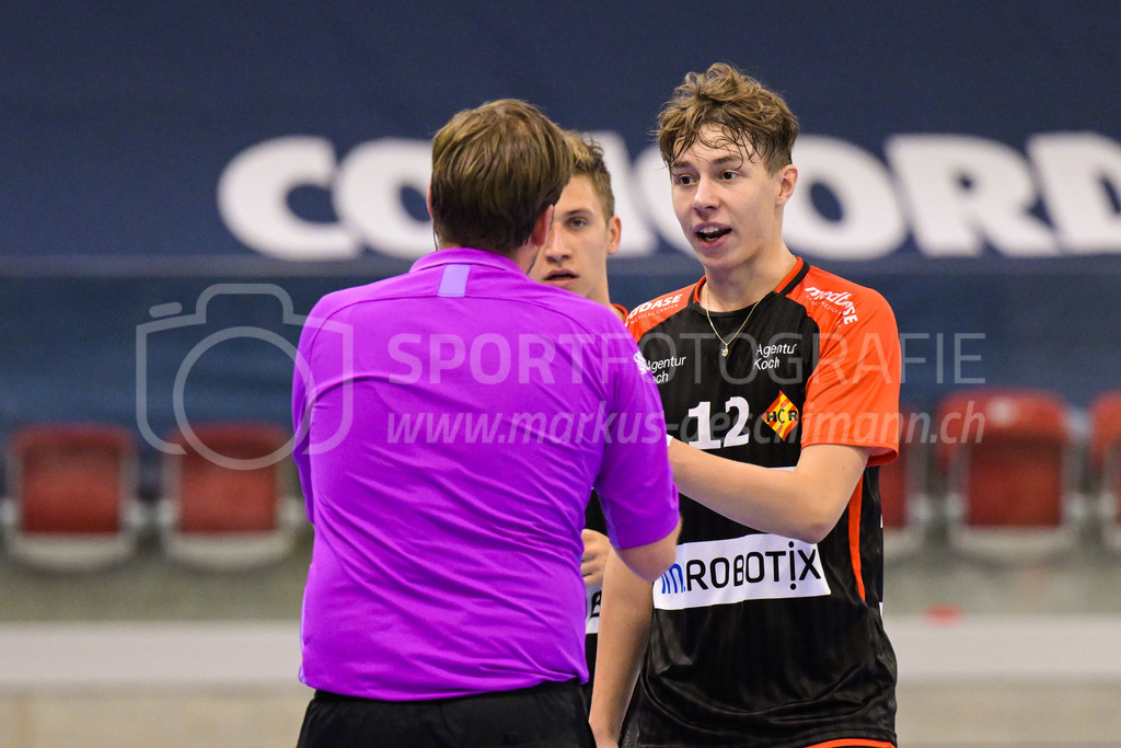 HC Rychenberg vs. Floorball Köniz - 28. August 2022 | HC Rychenberg vs. Floorball Köniz
AXA Arena, Winterthur
Severin Ott (#12 HC Rychenberg) diskutiert mit dem Schiedsrichter.
Bild: Sportfotografie Markus Aeschimann | www.markus-aeschimann.ch - Realisiert mit Pictrs.com