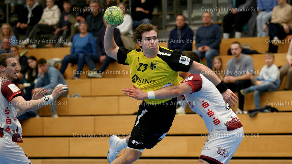 TSV Altenholz vs Stralsunder HV | Nicolas Kahmke (TSVA #23 trifft hier zum 14-8) vs Matej Sagij (Stralsund #9) &amp; Mykyta Chernakov (Stralsund #17) / Handball 3. Liga Nord-Ost Männer 2025/2026 / TSV Altenholz vs Stralsunder HV / Edgar-Meschkat-Halle / Altenholz / 01.03.26 - Realisiert mit Pictrs.com