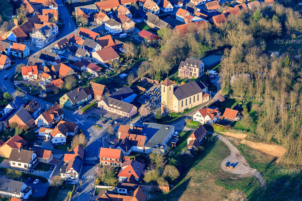 Vue aérienne: Église catholique Saint-Michel à Neewiller-près-Lauterbourg dans le département Bas Rhin, France – .Photo: IMG_097860.jpg prise le 27/03/2017 par Werner Riehm/FLY-FOTO.eu – Résolution de l'original: 5183 x 3455 px
