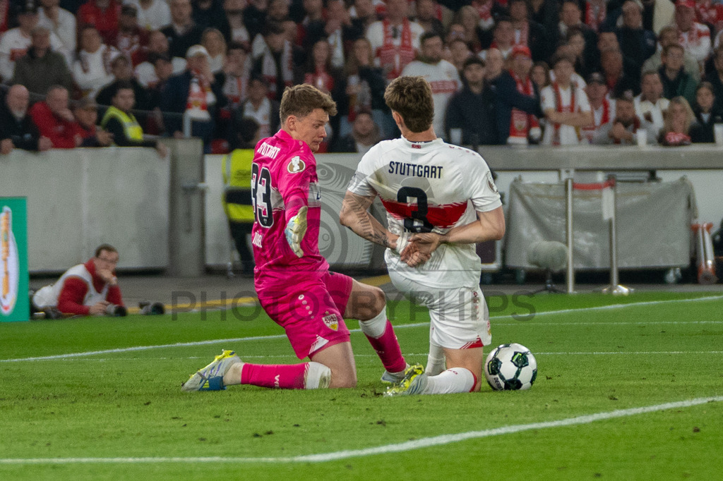 VfB Stuttgart vs. SC Freiburg, Fussball, DFB-Pokal, Halbfinale, 23.04.2026 | Parade von Alexander Nuebel (VfB Stuttgart, #33),VfB Stuttgart vs. SC Freiburg, Fussball, DFB-Pokal, Halbfinale, 23.04.2026DFB regulations prohibit any use of photographs as image sequences and/or quasi-video