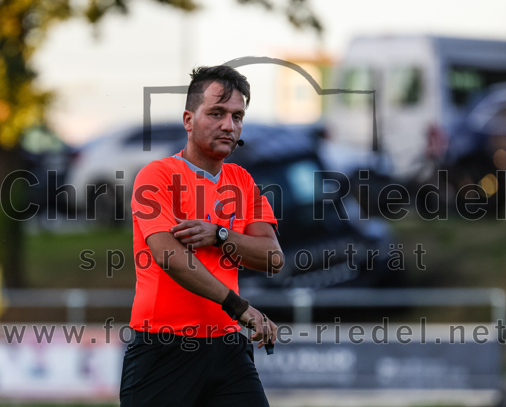 2023-08-01_095_FC_Schwaig_gegen_FC_Deisenhofen | Oberding, Deutschland, 01.08.2023:
Fußball, Toto-Pokal 2023 / 2024, 1. Spieltag, FC Schwaig gegen FC Deisenhofen, Endergebnis: 2:3

Schiedsrichter Mustafa Kücük

Foto: Christian Riedel / fotografie-riedel.net