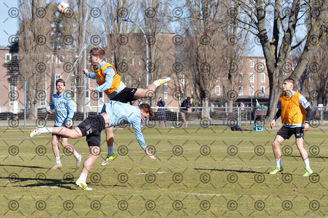 RGE_8132b | Hertha BSC, 2.Bundesliga, Herren, Training, Saison 2025/26, im Bild oben Niklas Hildebrandt ( Hertha BSC ), unten Sebastian Groenning ( Hertha BSC ),  02.03. 2026, Fotograf: Ralf Gebhardt - Realisiert mit Pictrs.com