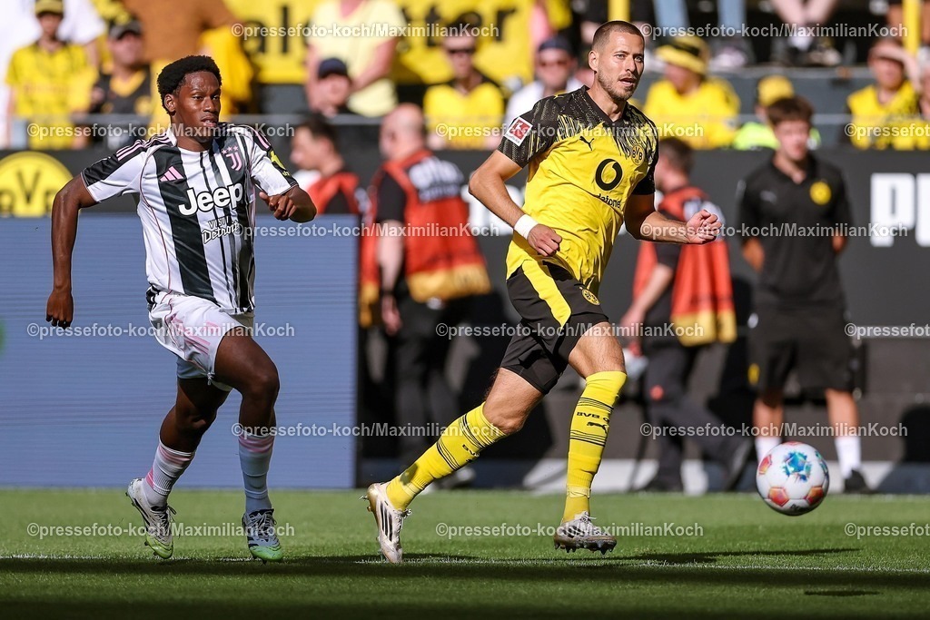 BVB10082501012 | 10.08.2025, Fußball, Borussia Dortmund - Juventus Turin, Testspiel, Signal Iduna Park, Saison 2025 2026: Jonathan David&nbsp;(Juventus Turin #30) im Zweikampf gegen  Waldemar Anton&nbsp;(BVB #03)   DFB regulations prohibit any use of photographs as image sequences and or quasi-video.