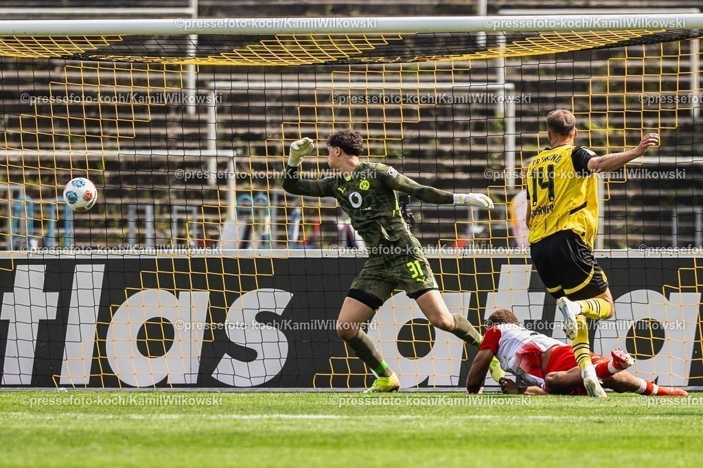 xkwi03082501027 | 03.08.2025, xkwix, Fußball, Regionalliga West, Borussia Dortmund U23 - Sportfreunde Siegen, Stadion Rote Erde: Torjubel nach dem Tor zum 2:2 durch Jubes Ticha (Sportfreunde Siegen #29) 