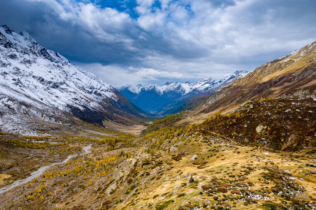 Lötschental Valley in Autumn | Die ideale Geschenkidee für Naturliebhaber. Naturbilder von Marcel Gross Photography für ihr Zuhause in den verschiedensten Formaten und Materialien. - Realisiert mit Pictrs.com