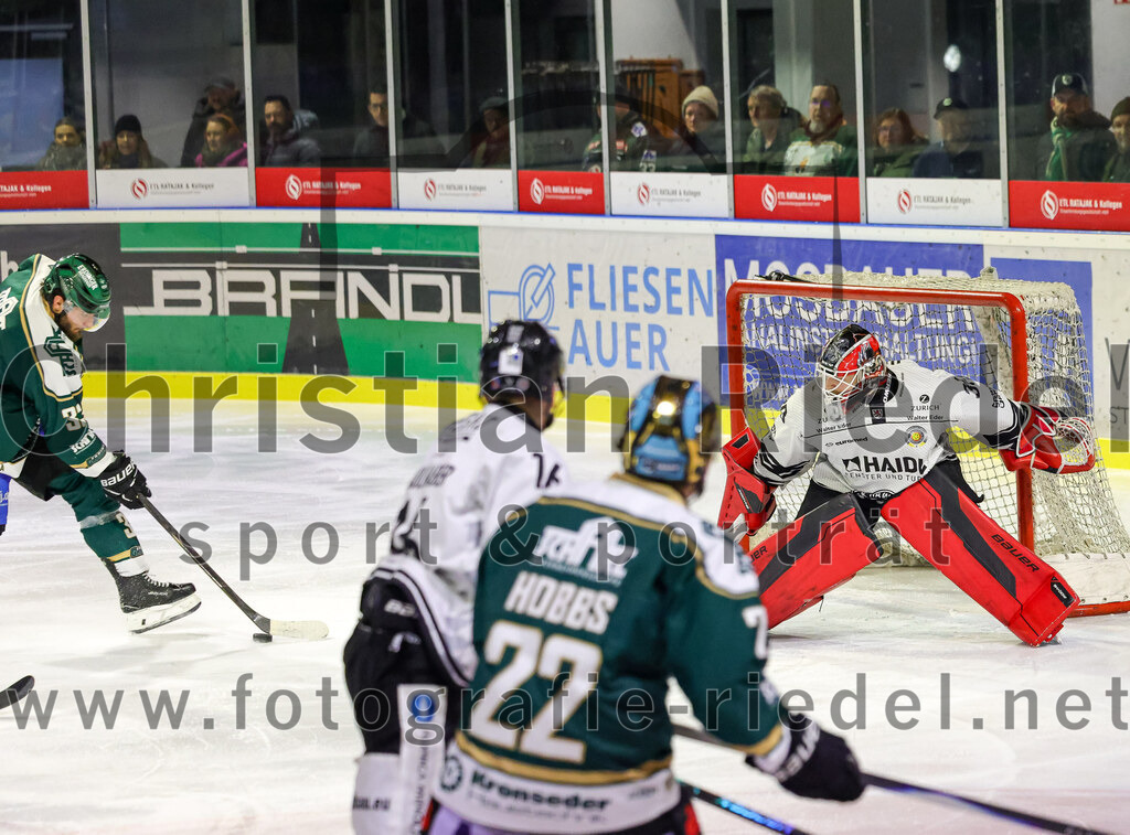 2026-01-30_080_TSV_Erding_gegen_EHF_Passau_Black_Hawks | Erding, Deutschland, 30.01.2026:Eishockey, Oberliga Süd 2025 / 2026, 42. Spieltag, TSV Erding gegen EHF Passau Black Hawks, Endergebnis: 2:6Marc Schmidpeter (Erding Gladiators, #33), Torwart Janik Engler (EHF Passau Black Hawks, #30)Foto: Christian Riedel / fotografie-riedel.net