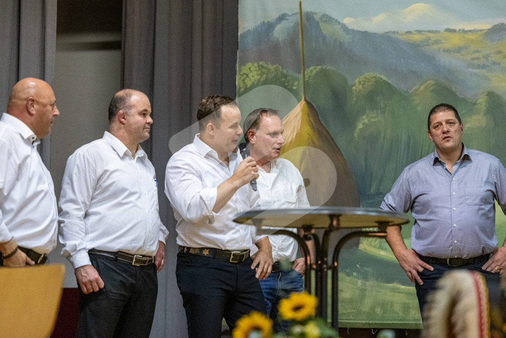 SKE100J_4764 | Die Schwinger des Schwyzer Kantonalen Schwingerverbandes: Fotos, die Dynamik und Leidenschaft festhalten, sowie emotionale Momente aus dem traditionellen Schwingsport zeigen. - Realisiert mit Pictrs.com