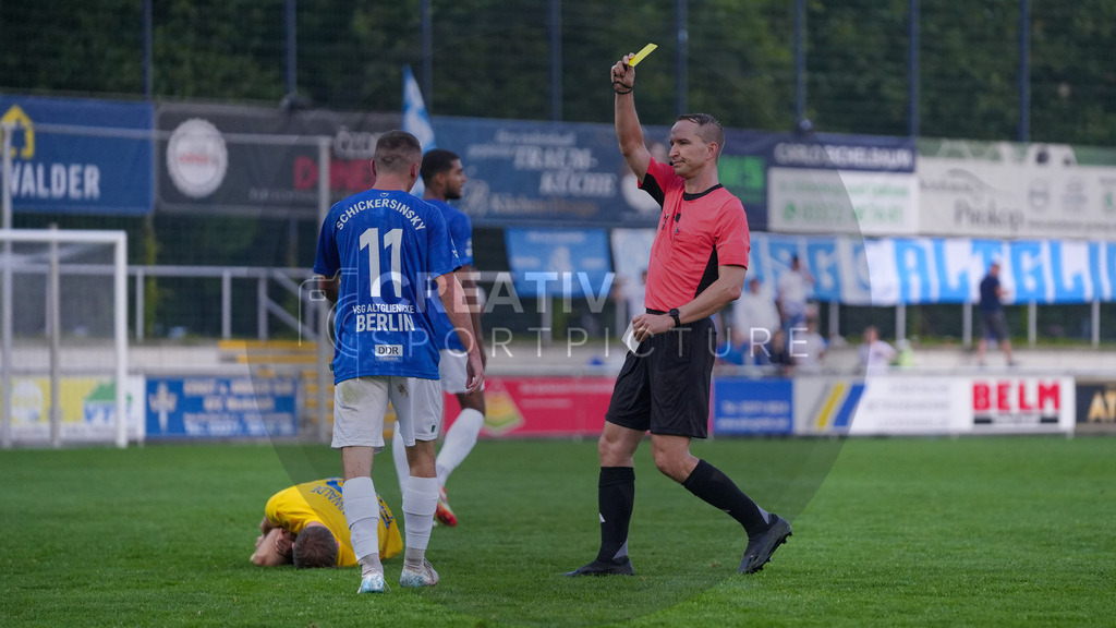 Fußball, Herren, Saison 2025/2026, Regionalliga Nordost, 6. Spieltag, FSV 63 Luckenwalde vs. VSG Altglienicke, Freitag 28.08.2025, Werner-Seelenbinder-Stadion Luckenwalde | Fußball, Herren, Saison 2025/2026, Regionalliga Nordost, 6. Spieltag, FSV 63 Luckenwalde vs. VSG Altglienicke, Freitag 28.08.2025, Werner-Seelenbinder-Stadion Luckenwalde, Im Bild: Schiedsrichter Christopher Gaunitz zeigt Domenik Schickersinski (11 Altglienicke) die gelbe Karte - Realisiert mit Pictrs.com