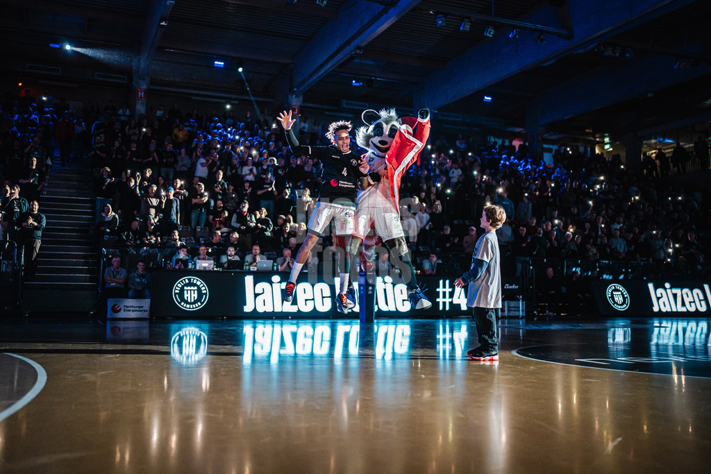 Basketball | Männer | Saison 2024/2025 | easyCredit Basketball Bundesliga | 12. Spieltag | Veolia Towers Hamburg vs. MHP Riesen Ludwigsburg | 21.12.2024 | Jaizec Lottie (#4, Veolia Towers Hamburg) und Willy beim Einlauf