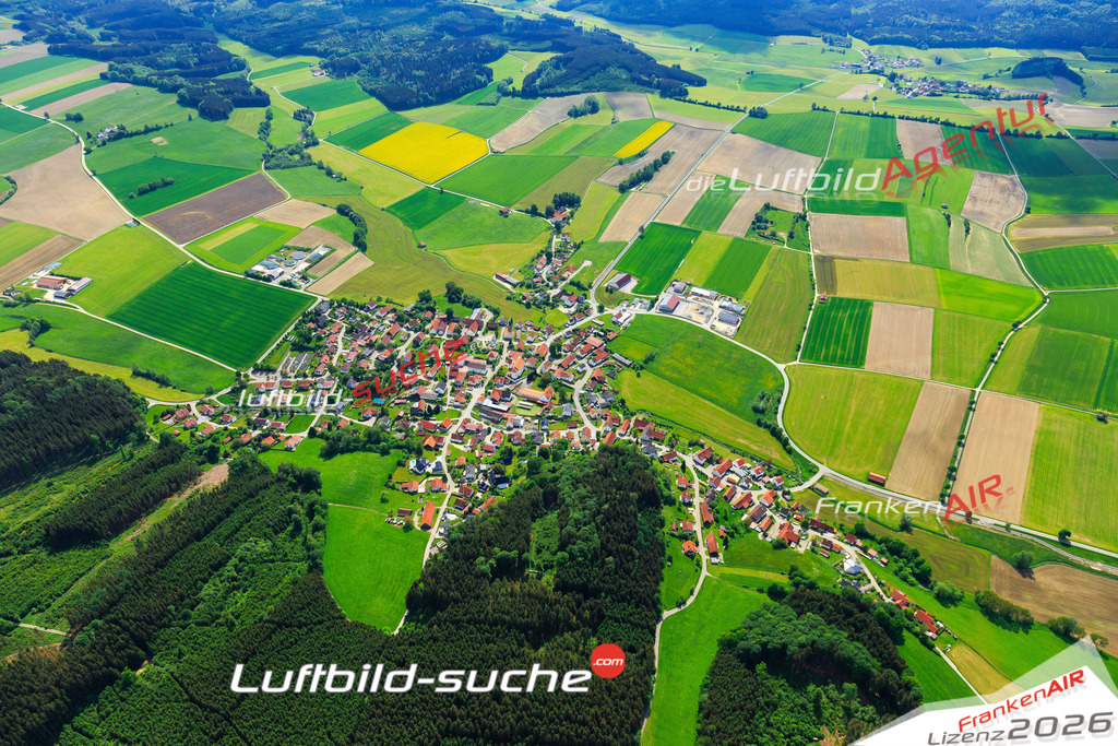 Die Luftaufnahme der Stadt Waltenhausen wurde vom UL-Flugzeug heraus erstellt ( keine Drohne )- hohe Auflösung für beste Qualität