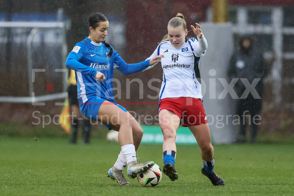 Fussball, 2. Frauen-Bundesliga, Hamburger SV - SV Meppen | v.li.: Selma Licina (SV Meppen, 18) und Svea Stoldt (Hamburger SV, 8) im Zweikampf, Duell, Dynamik, Aktion, Action, Spielszene, DIE DFB-RICHTLINIEN UNTERSAGEN JEGLICHE NUTZUNG VON FOTOS ALS SEQUENZBILDER UND/ODER VIDEOÄHNLICHE FOTOSTRECKEN. DFB REGULATIONS PROHIBIT ANY USE OF PHOTOGRAPHS AS IMAGE SEQUENCES AND/OR QUASI-VIDEO.