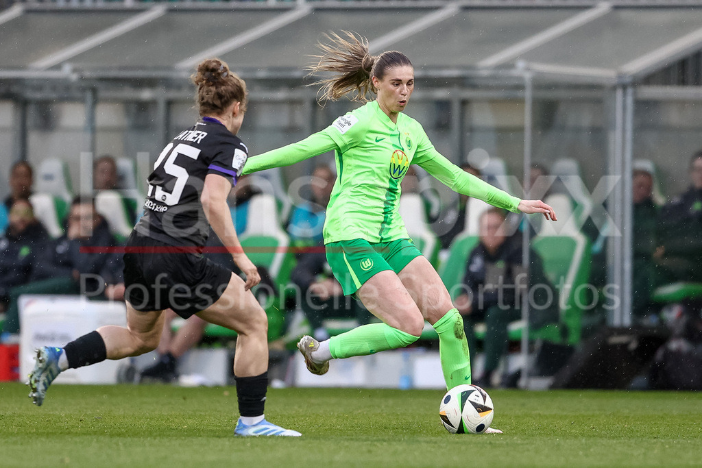 Fussball, Google Pixel Frauen-Bundesliga, VfL Wolfsburg - SGS Essen | v.li.: Paulina Platner (SGS Essen, 25) und Jule Brand (VfL Wolfsburg, 29) im Zweikampf, Duell, Dynamik, Aktion, Action, Spielszene, DIE DFB-RICHTLINIEN UNTERSAGEN JEGLICHE NUTZUNG VON FOTOS ALS SEQUENZBILDER UND/ODER VIDEOÄHNLICHE FOTOSTRECKEN. DFB REGULATIONS PROHIBIT ANY USE OF PHOTOGRAPHS AS IMAGE SEQUENCES AND/OR QUASI-VIDEO.