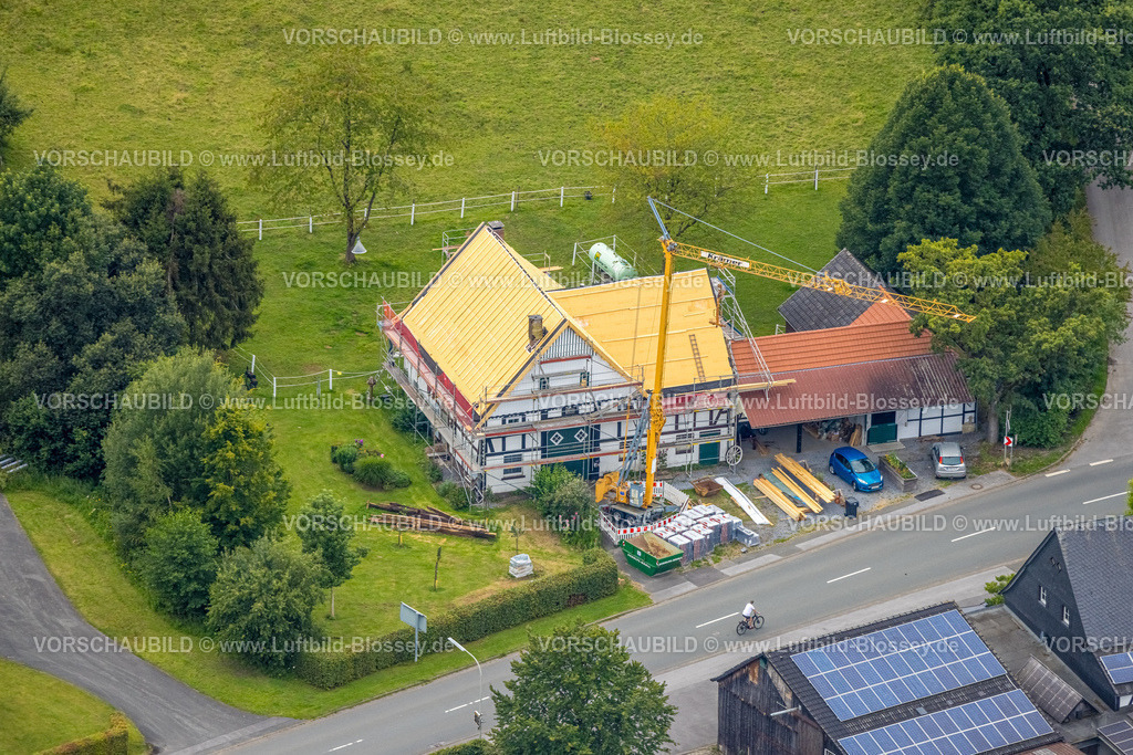 Warstein240713003Hirschberg | Luftbild, Dach und Fassaden Renovierung und Sanierung eines Hauses mit Baugerüst, Bache, Hirschberg, Warstein, Sauerland, Nordrhein-Westfalen, Deutschland