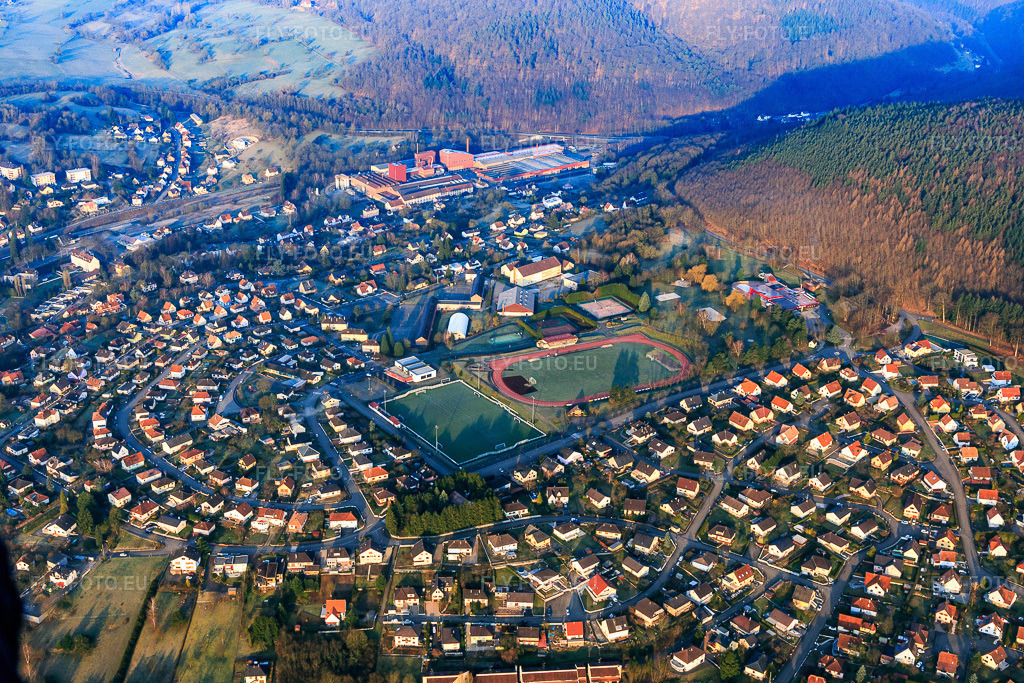 Vue aérienne: Vue de la ville depuis l'est à Niederbronn-les-Bains dans le département Bas Rhin, France.Photo: IMG_105261.jpg prise le 25/03/2018 par Werner Riehm/FLY-FOTO.euRésolution de l'original: 5472 x 3648 px