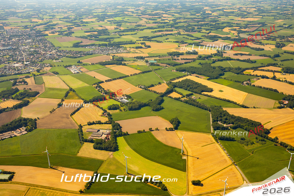 Aktuelles Luftbild von  Dinklage - Die Luftaufnahme wurde 2022 mittels UL-Flugzeug erstellt ( keine Drohne ) - hochauflösende Kamera-Systeme von  Canon -Beste Qualität - Für grossformatige Ausdrucke geeignet. Die Geschenkidee !