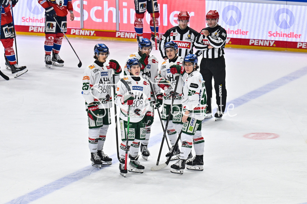 Eisbären Berlin - Augsburger Panther | BERLIN, GERMANY - 04. JANUARY: hängende Köpfe bei den Panther, Christian HANKE (Augsburger Panther 25), Moritz ELIAS (Augsburger Panther 46), Moritz WIRTH (Augsburger Panther 9), Fabrizio PILU (Augsburger Panther 68), Maximilian RENNER (Augsburger Panther 58) während dem Match zwischen den Eisbären Berlin und den Augsburger Panthern am 36. Spieltag der Penny DEL in der UBER Arena