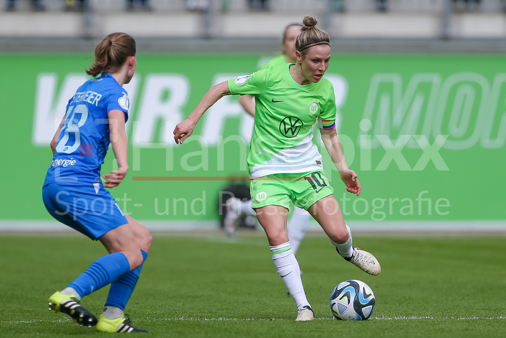 Fussball, DFB-Pokal Frauen, VfL Wolfsburg - SGS Essen | v.li.: Lena Ostermeier (SGS Essen, 18) und Svenja Huth (VfL Wolfsburg, 10) im Zweikampf, Duell, Dynamik, Aktion, Action, Spielszene, DIE DFB-RICHTLINIEN UNTERSAGEN JEGLICHE NUTZUNG VON FOTOS ALS SEQUENZBILDER UND/ODER VIDEOÄHNLICHE FOTOSTRECKEN. DFB REGULATIONS PROHIBIT ANY USE OF PHOTOGRAPHS AS IMAGE SEQUENCES AND/OR QUASI-VIDEO.