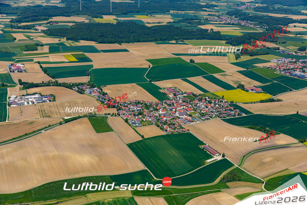 Die Luftaufnahme Hörmannsberg - Ried wurde 2021 mittels Flugzeug (keine Drohne) erstellt. Hohe Auflösung -für große Poster und Wandbilder geeignet!