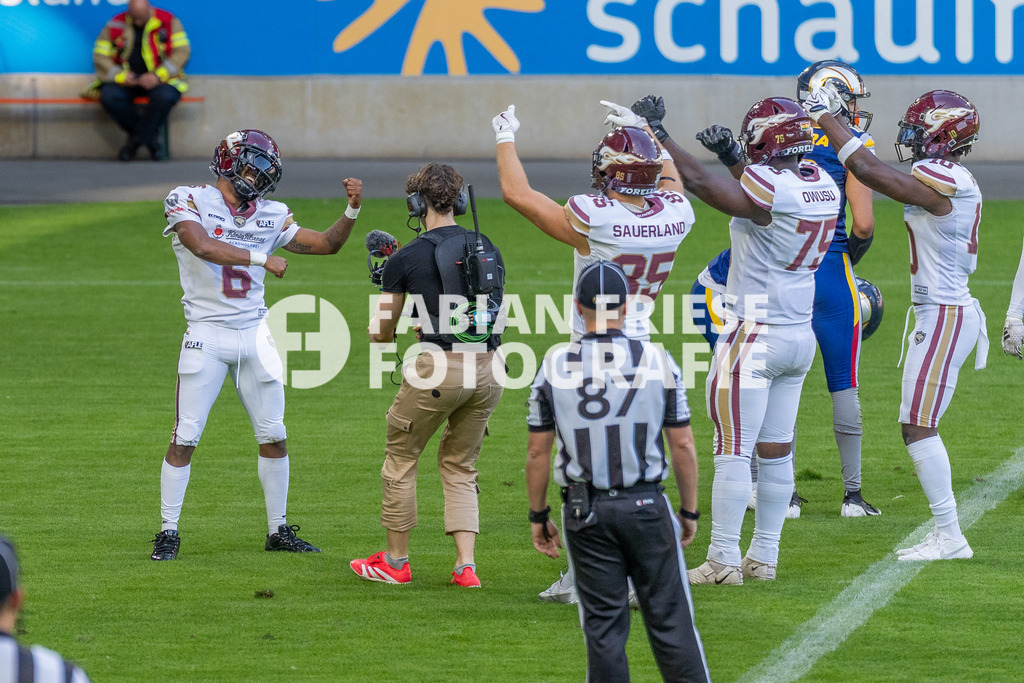 GER Rhein Fire vs. Alpine Rams, American Football, AFLE, Saison 2026, 01.08.2026 | Kaylon Geiger (Rhein Fire, #06) und seine Mitspieler feiern die Punkte, GER Rhein Fire vs. Alpine Rams, American Football, AFLE, Saison 2026, 01.08.2026Foto: Eibner-Pressefoto/Fabian Friese - Realisiert mit Pictrs.com