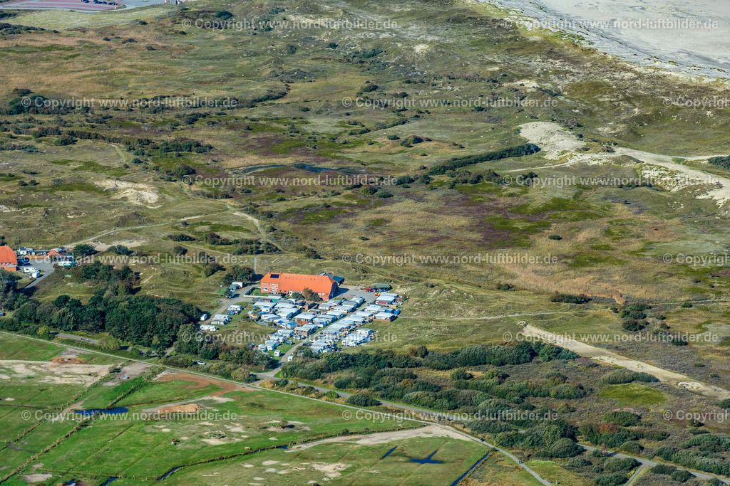 Norderney_Reiterhof_Harms_Campingplatz_Tünnbak_ELS_5488091022 | NORDERNEY 09.10.2022 Gebäude des Reitstall - Reiterhof " Harms " und Campingplatz in Norderney im Bundesland Niedersachsen, Deutschland. // Building of the riding stable - horse farm " Harms " and campsite in Norderney in the state Lower Saxony, Germany. Foto: Martin Elsen