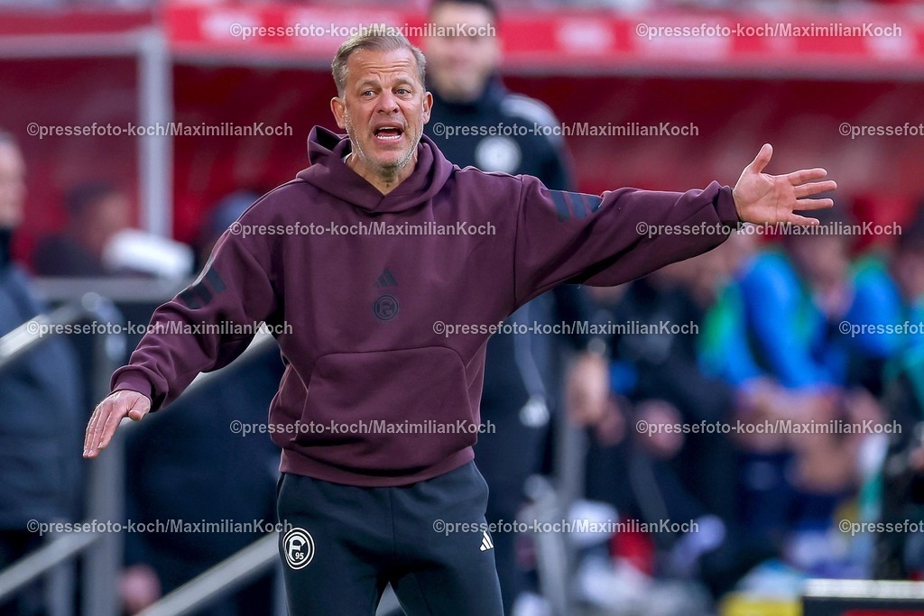 F9510042601058 | 10.04.2026, Fußball, Fortuna Düsseldorf - Holstein Kiel, 2. Fußball Bundesliga, Herren, Merkur Spiel-Arena, 29. Spieltag, Saison 2025 2026: Cheftrainer Markus Anfang (Fortuna Düsseldorf #hc) gestikulierend am Spielfeldrand   DFB regulations prohibit any use of photographs as image sequences and or quasi-video.