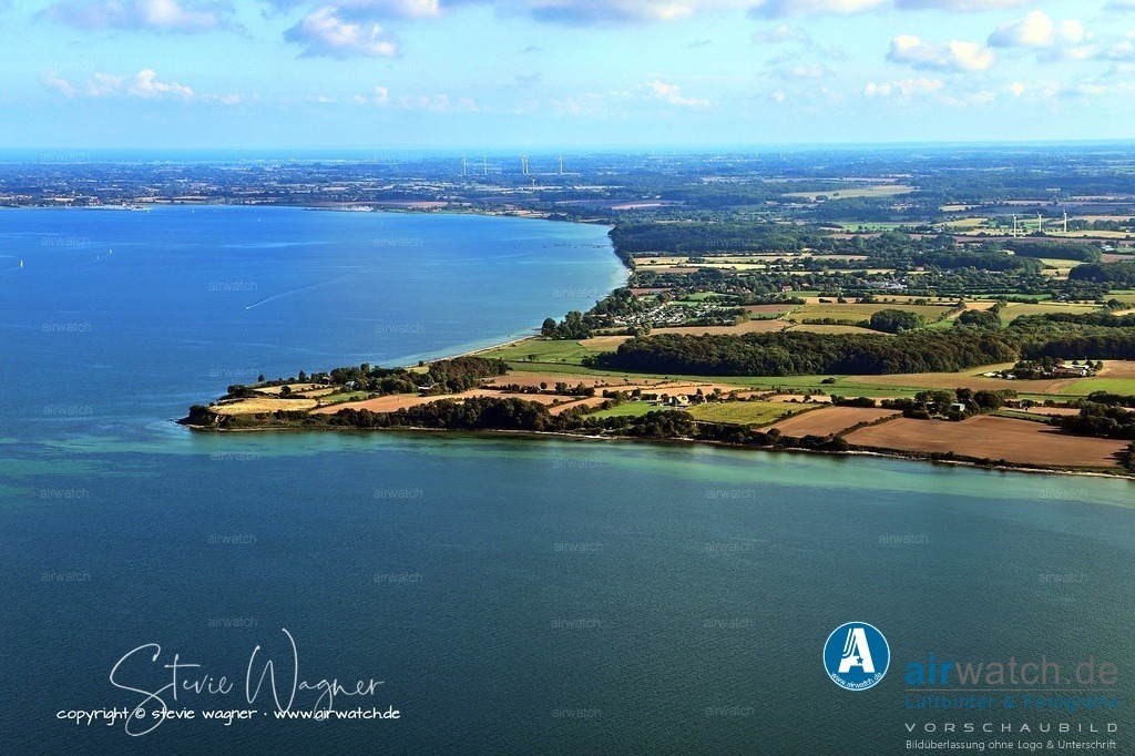 Luftbild Na de Huk - Na de Huk liegt in der Gemeinde Steinberg an der Geltinger Bucht | Na de Huk liegt in der Gemeinde Steinberg an der Geltinger Bucht in Schleswig-Holstein, direkt an der Ostsee (genauer: Flensburger Förde). Der Naturstrand befindet sich etwa 8 Kilometer Küstenlinie entlang der Ostsee und ist über einen kurzen Weg vom gebührenfreien Parkplatz aus erreichbar.